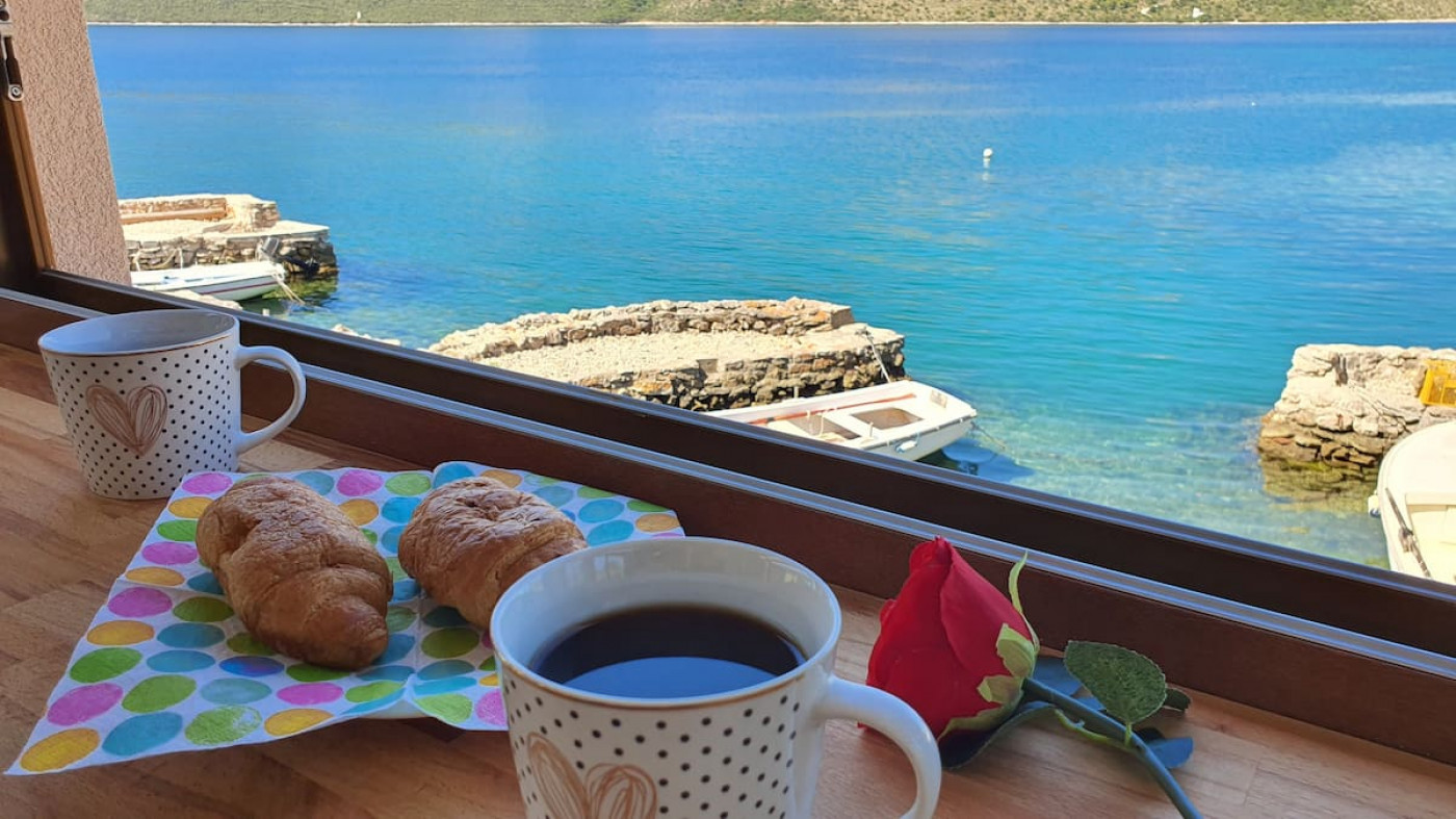 Sea house Rava