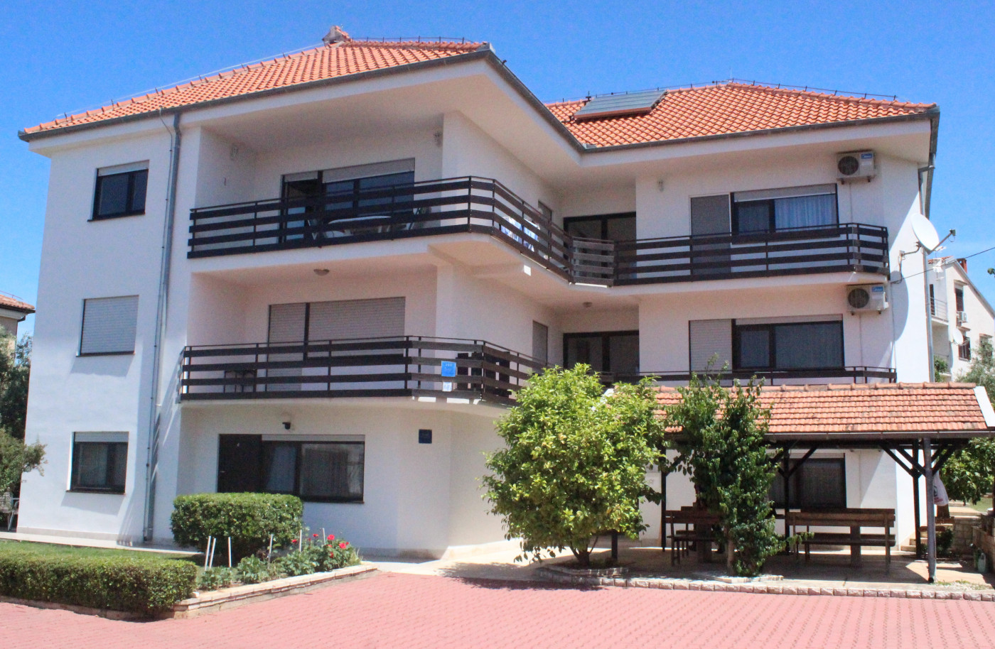 Denis Apartments***