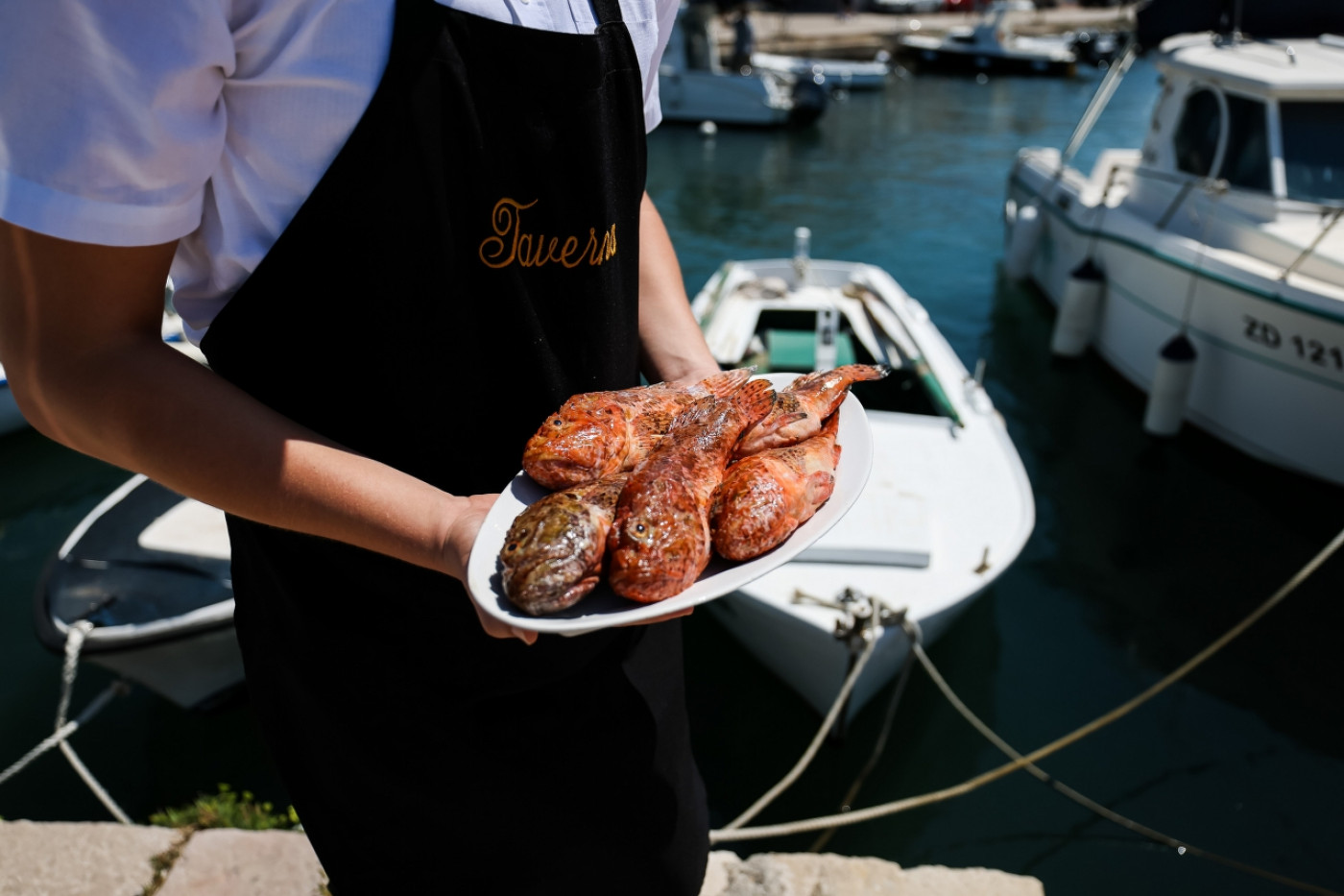 Oborita jadranska riba s gradela &ndash; tipična dalmatinska gastronomska razglednica