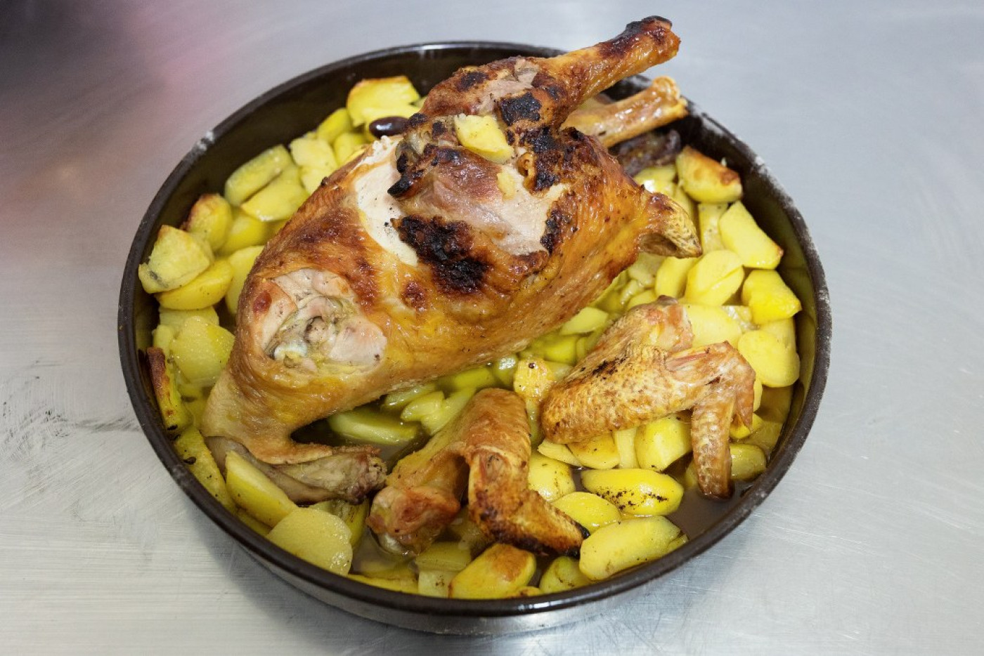 Rooster Under the Baking Lid - a Gift for Which Every True Gourmet is Grateful