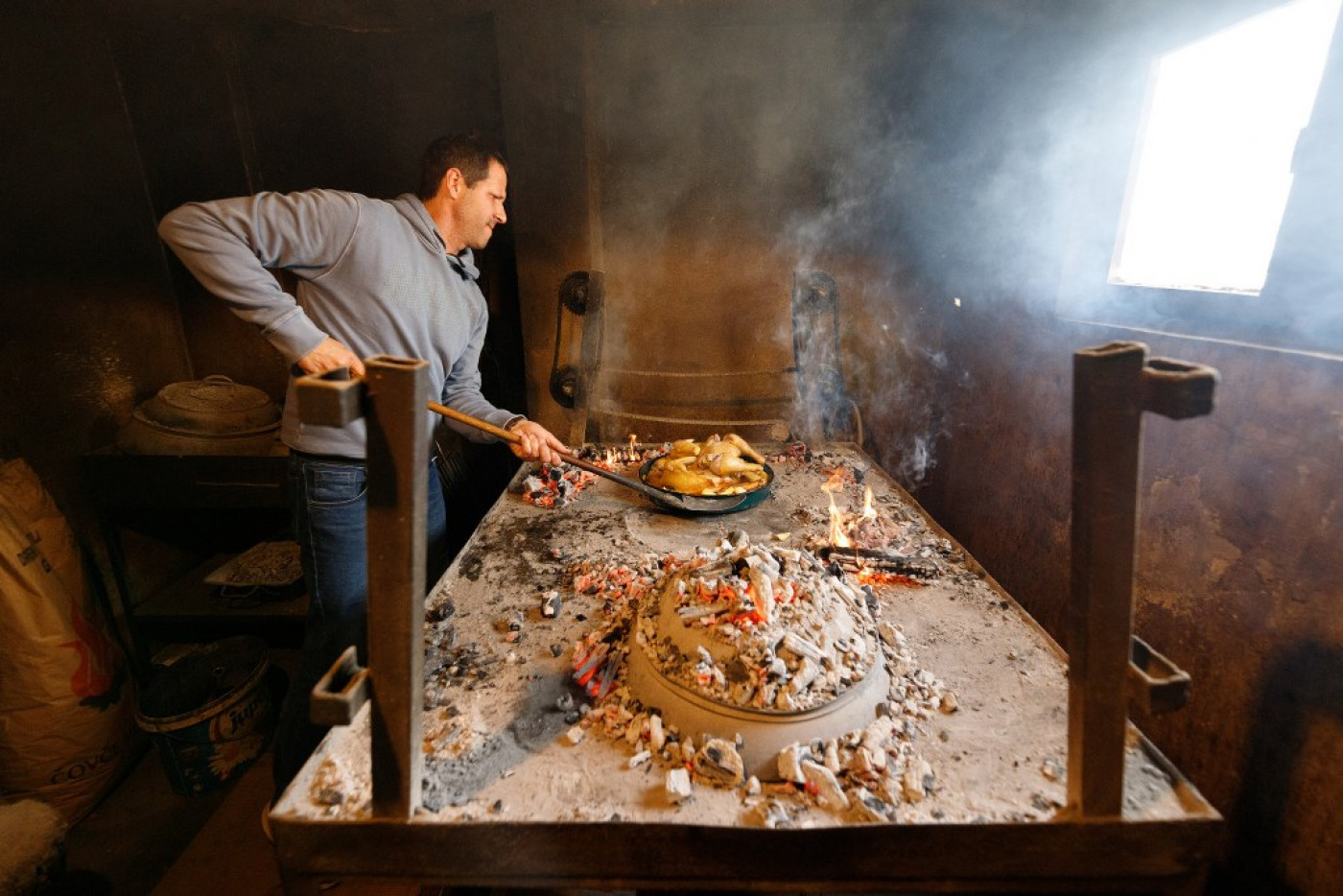 Rooster Under the Baking Lid - a Gift for Which Every True Gourmet is Grateful